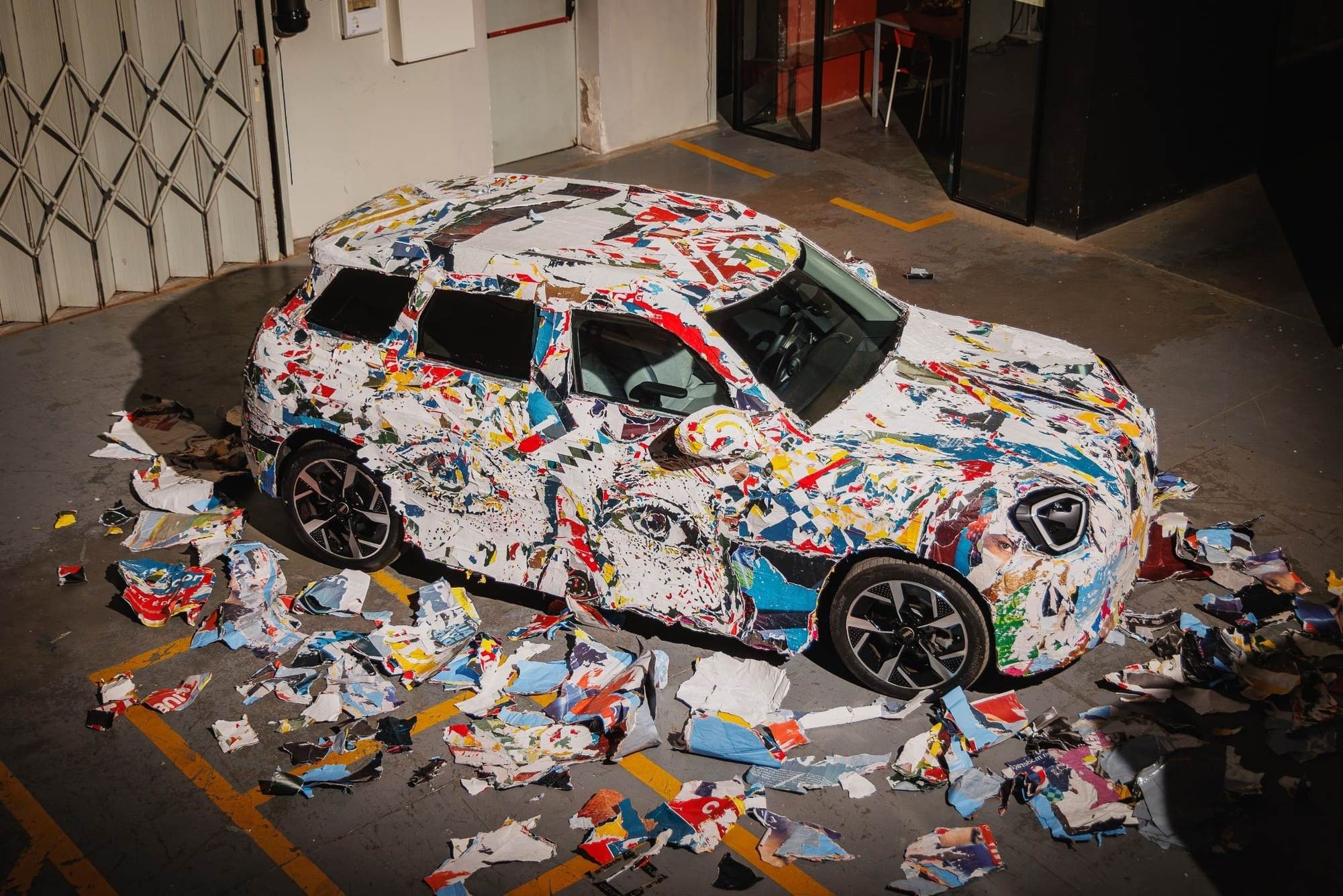 MINI Aceman elétrico transformado numa obra de arte urbana por Vhils.